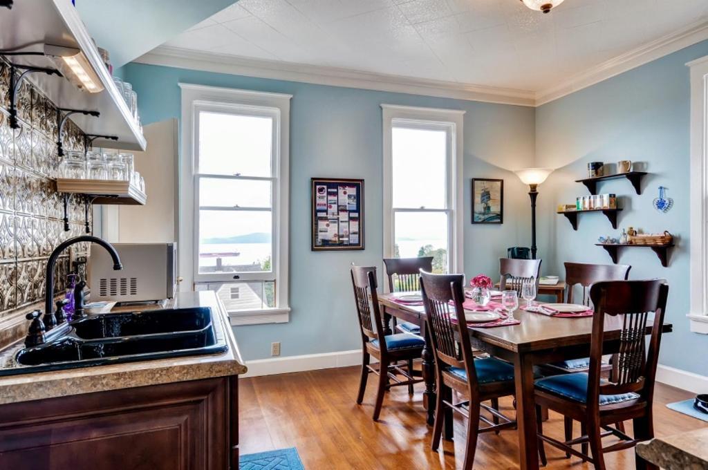 Astoria Painted Lady Historic Apt With River View! Eksteriør billede