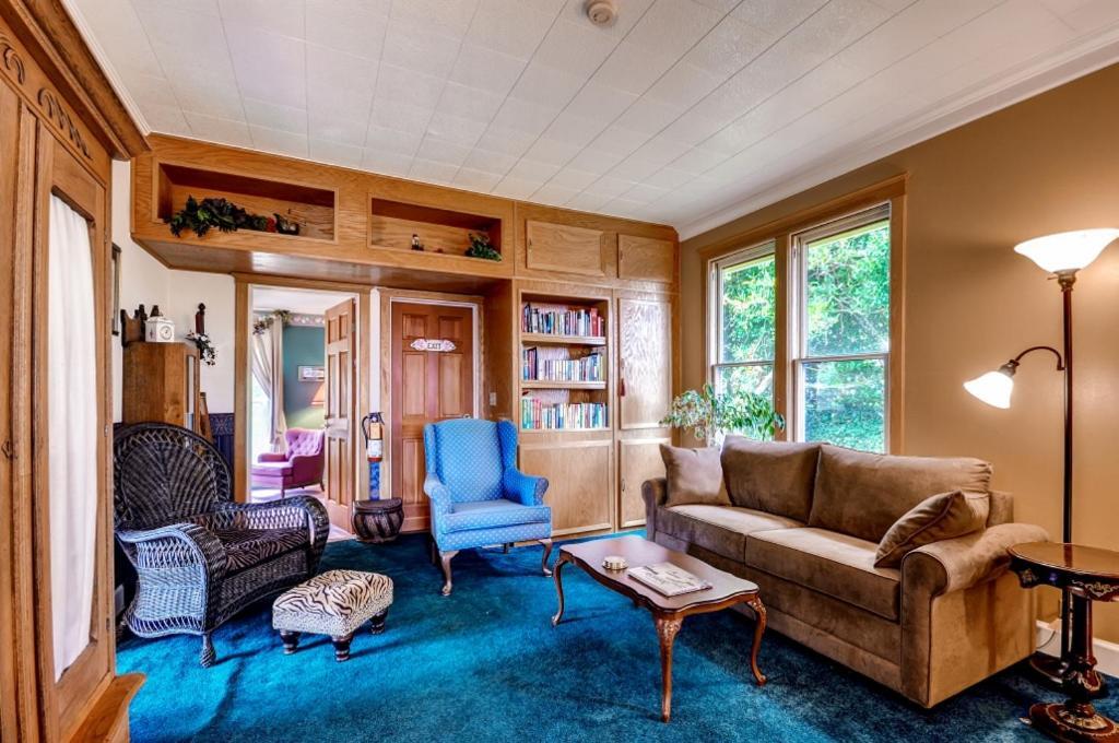 Astoria Painted Lady Historic Apt With River View! Eksteriør billede