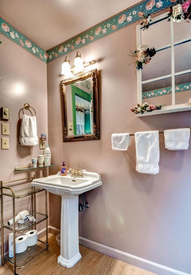 Astoria Painted Lady Historic Apt With River View! Eksteriør billede