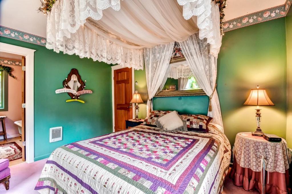 Astoria Painted Lady Historic Apt With River View! Eksteriør billede