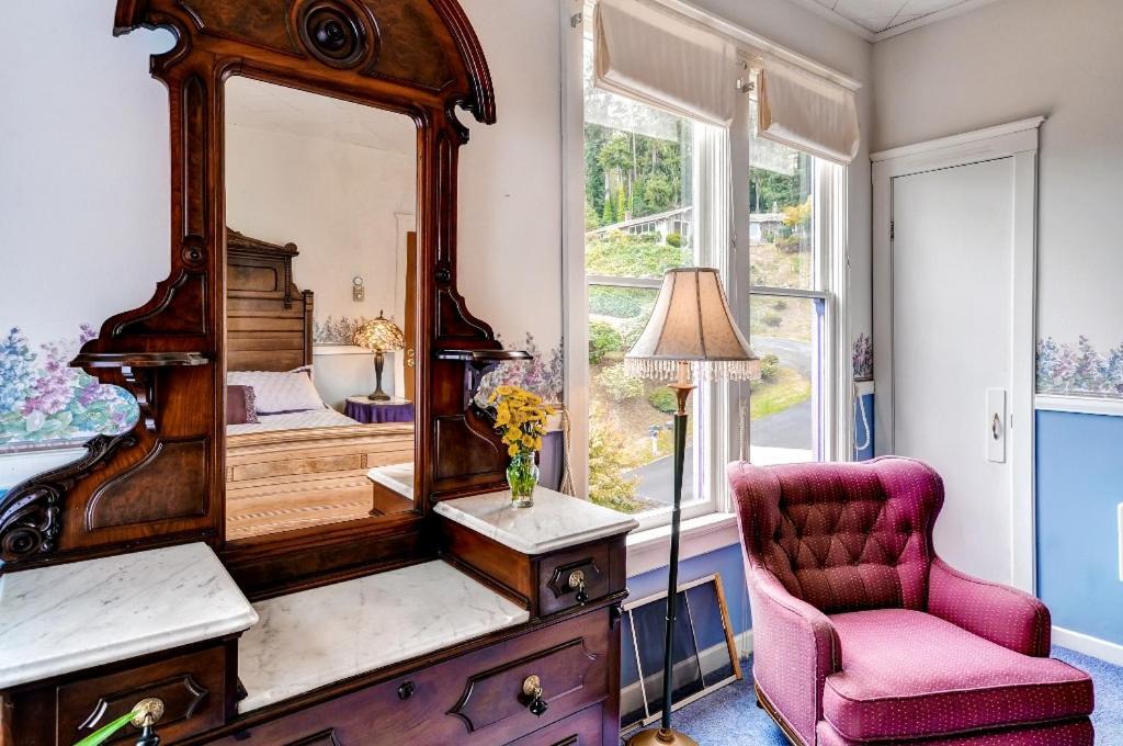 Astoria Painted Lady Historic Apt With River View! Eksteriør billede
